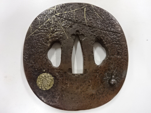 銅地　金銀象嵌　蜘蛛図　鍔